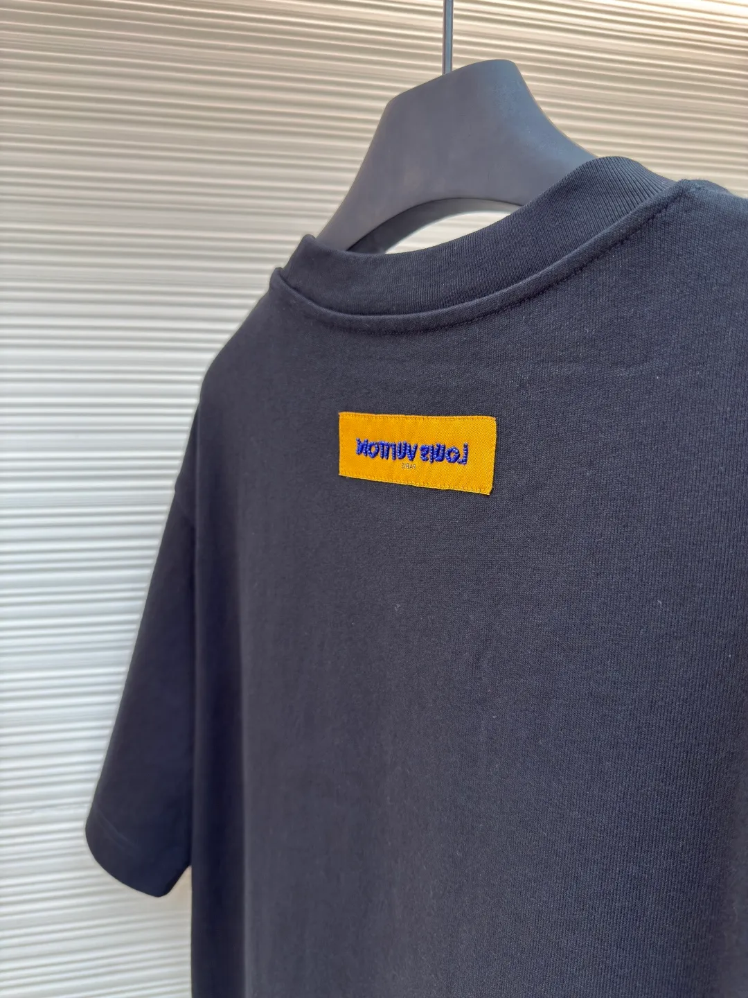 LOUIS VUITTON embroidered beaded letter T-shirt ●Authentic product: 13000 purchased and developed ●Item number: 1680220-A85 ●Fabric: combed cotton fabric ●Technology: embroidery production ●Version: fitted version ●Weight: about 420 grams ●Size: XS-S-M-L ●Description: The fabric is made of 26s double-ply combed cotton + long-staple cotton blended compact siro yarn. The rib is made of 26s+32s yarn 1*1 cylinder machine open width rib. The front panel is embroidered with Tajima embroidery machine imported from Japan. The thick plate rubber pad is polyester mercerized. Thread three-dimensional hemming embroidery, purchase Y version to manually point each bead, open a cardboard mold, and scan powder for precise positioning of a single piece. The beads are made of 4-mile round pearlescent white bubble beads, made by hand crochet technology, and all single beads are tied with hooks and threads to ensure that they are placed at the powder scan position. The overall wiring is straight and delicate, the fabric is comfortable and soft, and the color is consistent without color difference. It can be matched with the same style to create a fashionable look and control various occasions. Customized accessories, complete with three standards, same style for men and women!